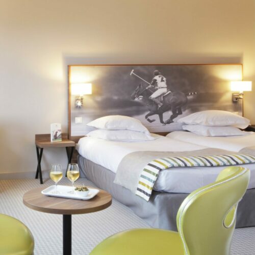 Chambre chaises vertes lumineux